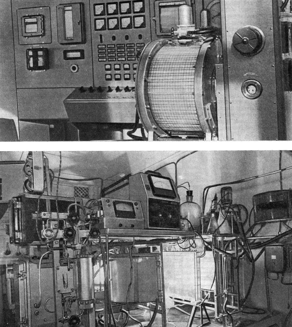 Рис. 283. Установки для высокоинтенсивного проточного культивирования водорослей: вверху - реактор с системой световодов, внизу - плоскопараллельный реактор барботажнокамерного типа