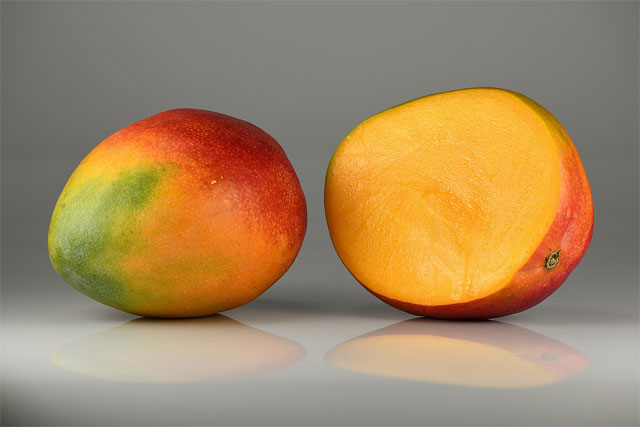 Спелый манго: https://en.wikipedia.org/wiki/Mango#/media/File:Mangos_-_single_and_halved.jpg