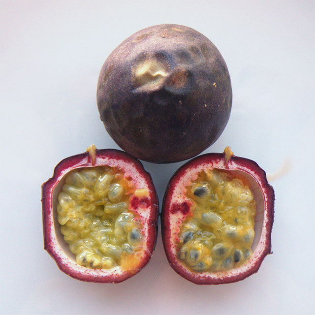 Спелая маракуйя: https://zh.wikipedia.org/wiki/???#/media/File:Purple_passionfruit.jpg