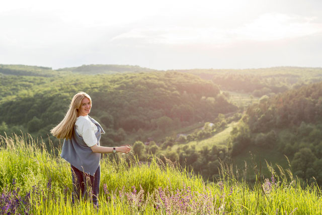   - https://ru.freepik.com/free-photo/woman-enjoying-view-nature_8924236.htm#fromView=search&page=1&position=20&uuid=416a6e2d-2aad-4b78-a8c6-72a12a4581c1